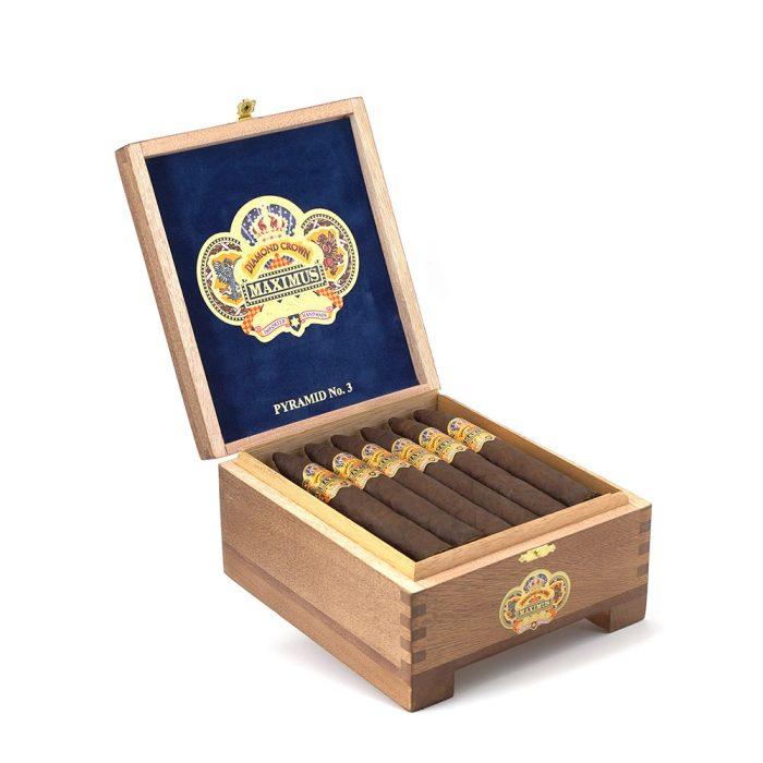 1_5yh5aypacs4.jpg 钻冠 马克西姆斯 金字塔 3 雪茄, Diamond Crown Maximus Pyramid #3 cigar, 钻冠马克西姆斯雪茄, 金字塔三号雪茄, Maximus Pyramid cigar